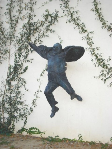 Файл:Parajanov statue, Tbilisi.JPG