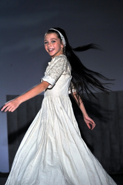 Файл:Жозефина Карр-Харрис в роли юной Луизы в мюзикле Zorro.jpg