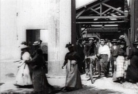 Vyhod rabochih s fabriki 1895.jpg